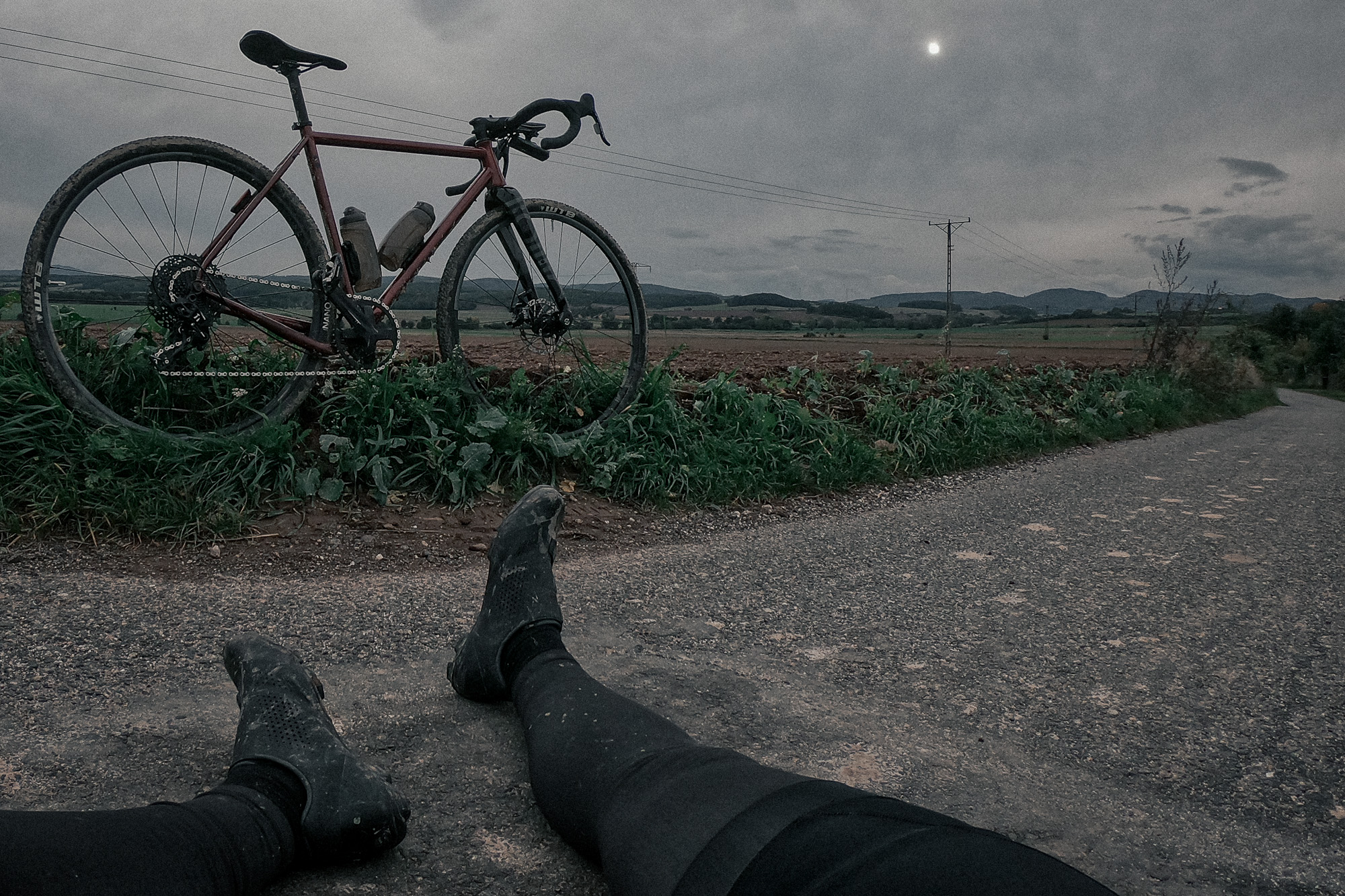 Rower gravelowy na tle pola podczas zachodu słońca