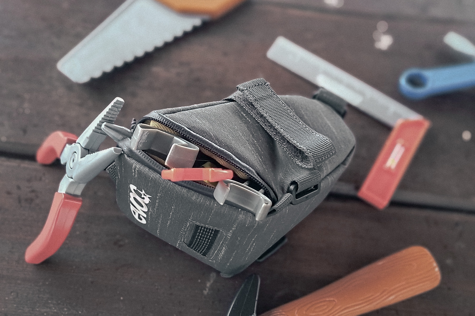 Minimalizm na trasie – co naprawdę musi być w torbie podsiodłowej?