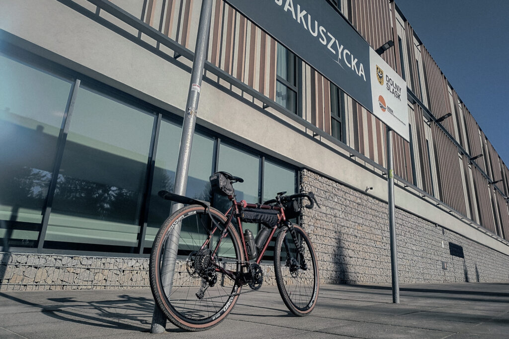 Gravel na stacji kolejowej w Polanie Jakuszyckiej, start trasy po Górach Izerskich