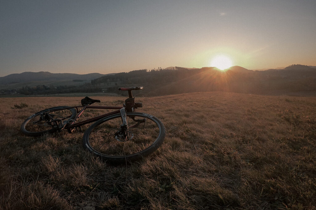 Rower gravelowy na tle wschodzącego Słońca