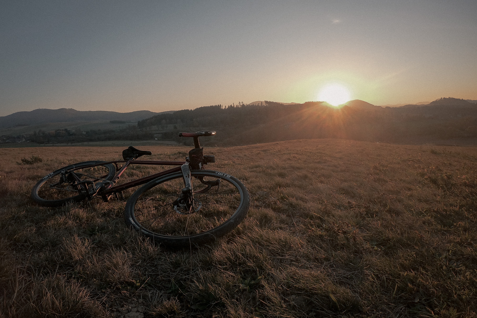 Rower gravelowy na tle wschodzącego Słońca