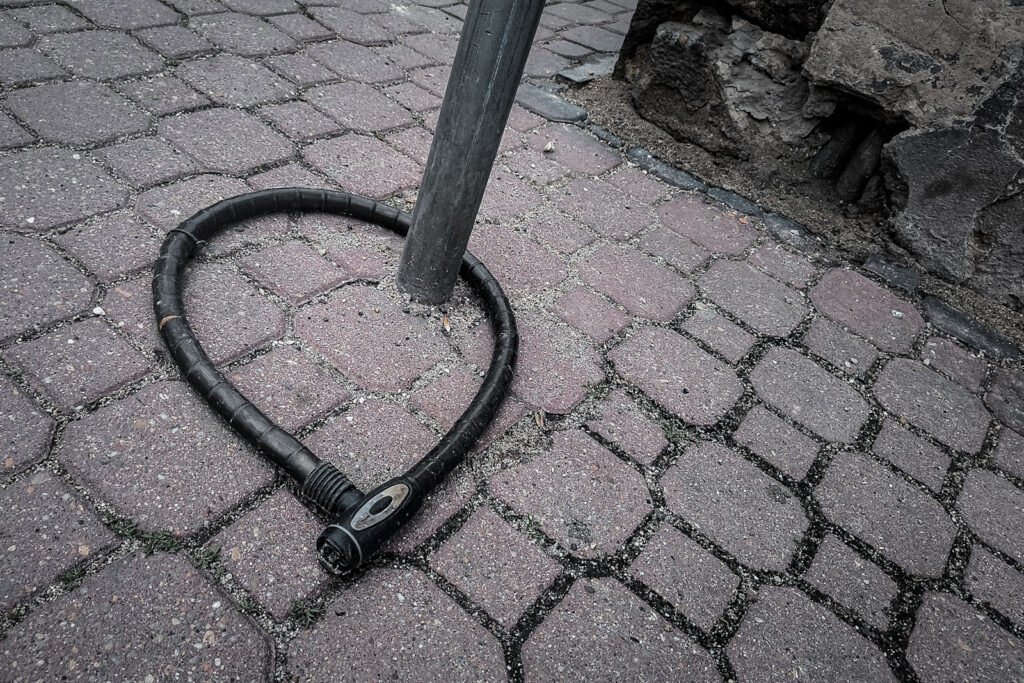 Linka rowerowa pozostawiona na słupie