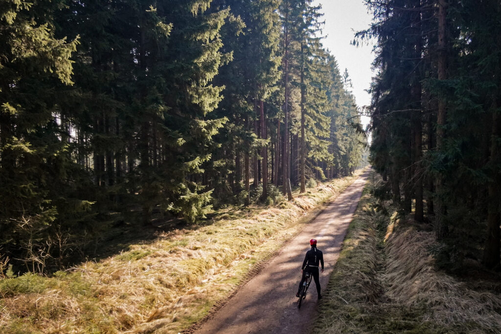 Gravel na szutrowej drodze daleko od cywilizacji