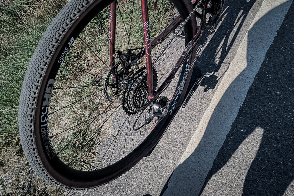 Przebite koło roweru na ścieżce rowerowej