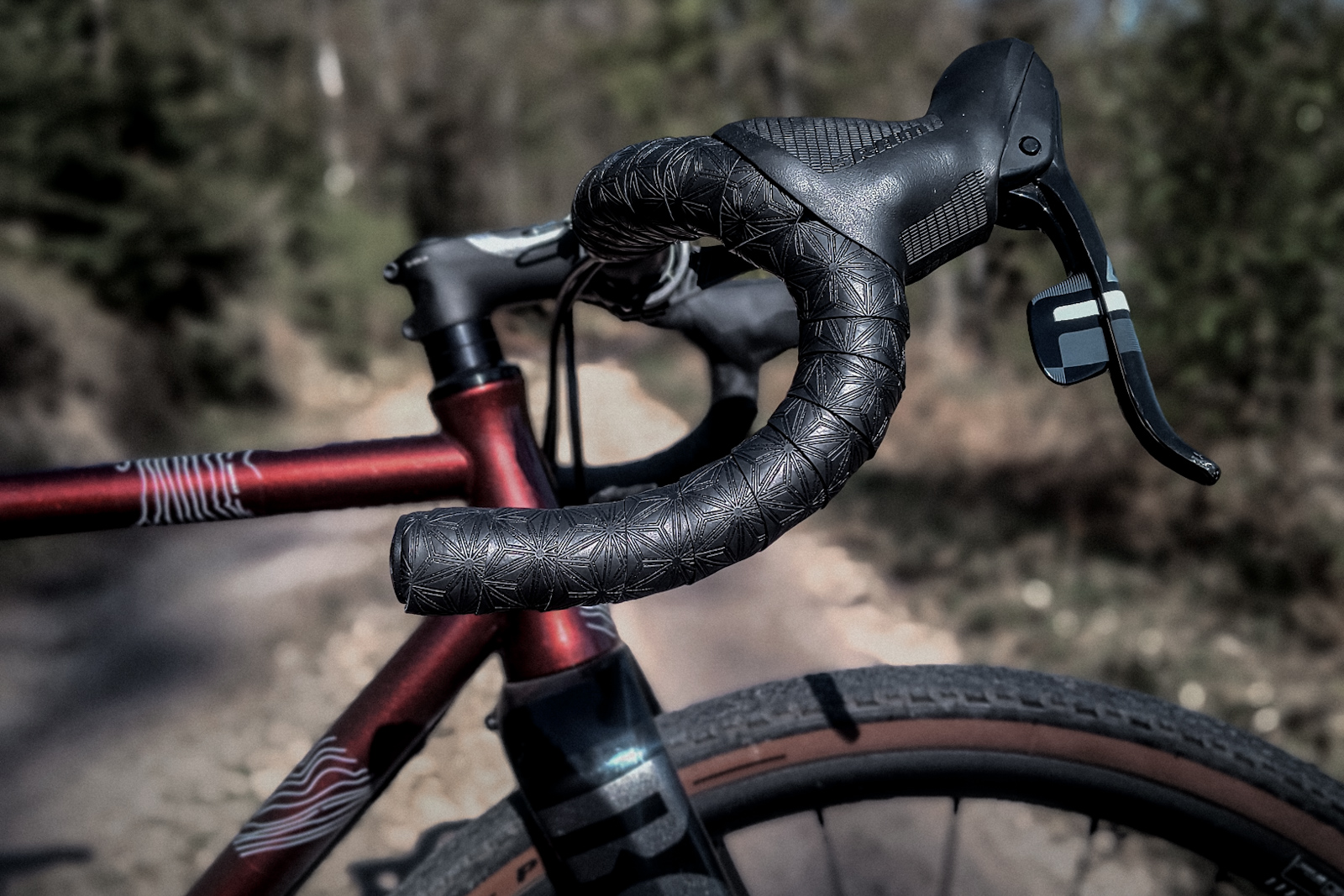 Kierownica roweru gravelowego ze zbliżeniem na owijkę