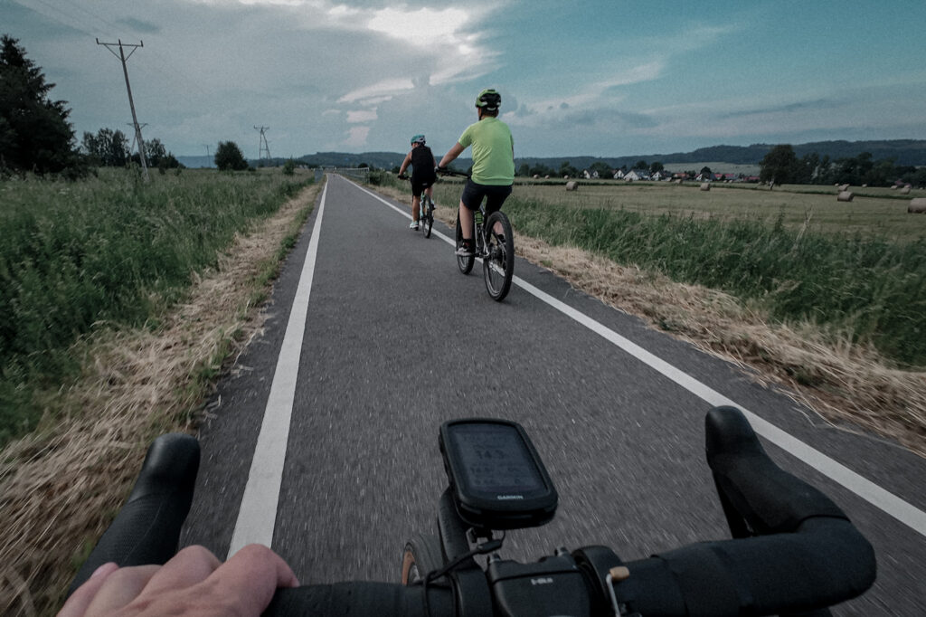 Rodzina na ścieżce rowerowej