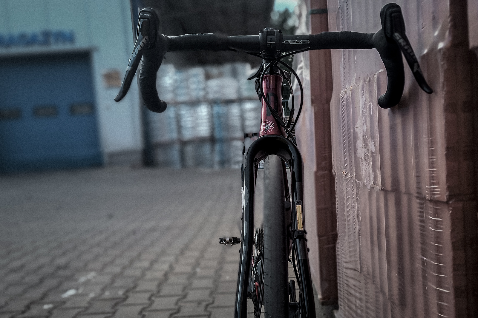 Gravel z założonymi szosowymi oponami